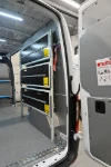 03_Rechte Wand des Sprinter mit Klappregalen und vollständiger Laderaumverkleidung