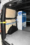 03_Rechte Wand im Ford Custom mit Schraubstockhalter, durchsichtigen Kippladen, Schublade und Regalwanne