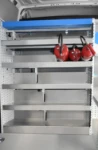 03_Reihe von Regalböden aus Stahl für Feuerlöscher im Transporter