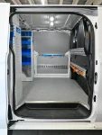 04a_Linke Wand des Custom 2 mit Zurrschienen und Ladungssicherungssystemen