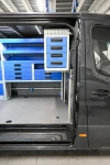 04a_Seitliches Schubladenelement und automatische Kofferfixierung im Sprinter eines Anlagenmechanikers