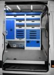 04_Blick durch die Seitentür in den Sprinter mit Kofferfixierung, Schubladen und Regalen von Syncro System