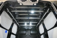 04_Decke des von Syncro System ausgestatteten Custom mit Kleiderstangen und Laufschienen Syncroblock