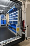 04_Durchsichtige Kippladen, Regalwannen und Fächer für Werkzeug in dem von Syncro eingerichteten Ducato