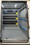 04_Laderaumtrennwand des Sprinter mit Laufschiene, Zurrgurten und verschieb- und verstellbaren Haken