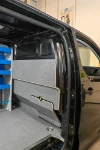 04_Laderaumverkleidung aus Holz mit Marmor-Optik im Opel Vivaro L3H1 