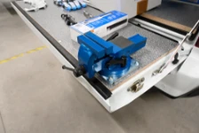 04_Metallschraubstock auf der verkleideten Heckklappe des Isuzu Dmax