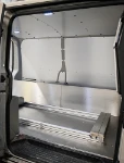 04_Vollkommen mit Aluminium verkleideter VW Transporter eines Bestattungsunternehmens