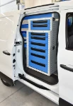 04_Von der Seitentür zugängliche Metallschubladen mit Antirutschmatte im Renault Express