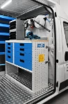 04_Werkbank aus Holz mit Metallschraubstock im Ducato für die Durchführung von Reparaturen