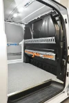 05a_Laderaumtrennwand Custom 2 mit verzinkten Zurrschienen und Schwerlast-Spanngurten