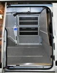 05_Blick von der Seitentür in den Custom mit zugeklappten Klappregalen