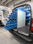 05_Detail der aufgezogenen langen Schubladen im Doblò