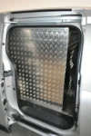 05_Detail der Konstruktion in dem von Syncro System für ein Tierbestattungsunternehmen eingerichteten Transporter