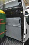 05_Detail der Laderaumtrennwand im Daily mit LED-Scheinwerfer