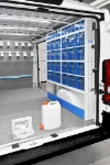 05_Durchsichtige Schub- und Kippladen an der rechten Wand des Movano