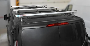 05_Grundträger mit Ultrasilent auf dem Dach des Ford Custom