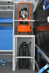 05_Rechte Wand des Daily mit Metallschubladen von Syncro und klappbarem Schraubstockhalter
