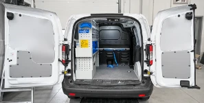 11_Courier L1H1 für den Anlagenbau mit an der linken Wand konzentrierten Einrichtungen