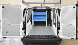 11_VW Caddy 2021 mit Einrichtung für Anlagenmechaniker an der Laderaumtrennwand