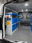20_Linke Wand des Custom mit Regalwannen und Schubladen