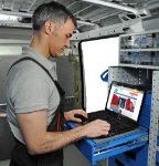 21_Laptop-Auflage auf der Schublade