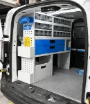 21_Linke Wand des Courier mit Schubladen, durchsichtigen Kleinteilebehältern, Regalwannen und Zubehör