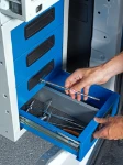 40_Von der Seitentür aus zugängliches Schubladenelement mit seitlichem Auszug