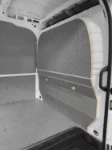 44_Laderaumtrennwand mit Verkleidung von Syncro aus marmoriertem Holz