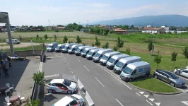 Außenbereich des neuen Firmensitzes: die Flotte der Vorführfahrzeuge von Syncro System