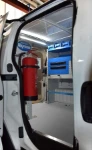 Blick durch die Seitentür auf die Einrichtung im Bipper mit Feuerlöscherhalterung