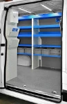 Blick durch die Seitentür auf Einrichtung im Nissan NV400