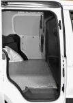 Blick durch die Seitentür in den Laderaum des Courier mit Wandplatten und Bodenplatte