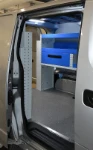 Blick von der Seitentür auf die Einrichtung des Nissan NV200