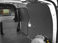 Bodenplatte aus Riffelaluminium und Laderaumverkleidung aus Blech für den Kangoo