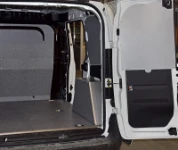 Bodenplatte aus Spezialholz und Laderaumverkleidung aus Blech