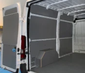 Bodenplatte und Laderaumverkleidung im Peugeot Boxer