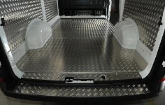 Bodenplatte und Türkantenleiste für den Volkswagen Crafter