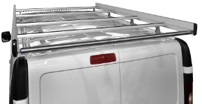 Dachgepäckträger auf dem Dach des Fiat Talento