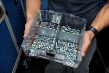 Die durchsichtige Doppelschublade mit Kleinteilen