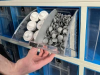 Die durchsichtige Kipplade kann große Mengen an Material aufnehmen