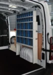 Durchsichtige Behälter in einem für Fenster- und Türenmonteure eingerichteten Kleintransporter
