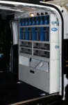 Durchsichtiges Schubladenelement Multibox in einem Fahrzeug für Tankstellenservice