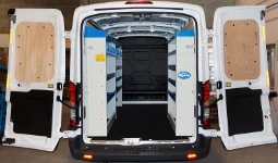 Einrichtung eines Nutzfahrzeugs für die Wartung von Laufkränen