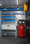 Kleiner Generator auf einem eingerichteten Anhänger