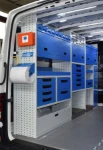 Komplettes Regalsystem an der linken Wand des MAN TGE