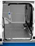Laderaum des Ford Custom mit Bodenplatte aus Aluminium und Wandplatten