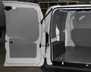 Laderaum des Renault Trafic mit marmorierter Bodenplatte und Schutzverkleidungen aus vorlackiertem Blech