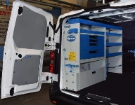 Linke Seite der Einrichtung für Elektriker im Jumpy