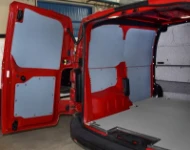 Linke Seite des Laderaums mit Schutzverkleidungen und Bodenplatte im Citroën Jumpy